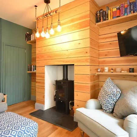 Modern And Bright 2 Bedroom House With A Garden *