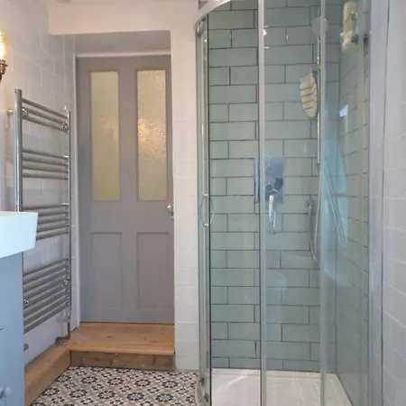 Modern And Bright 2 Bedroom House With A Garden