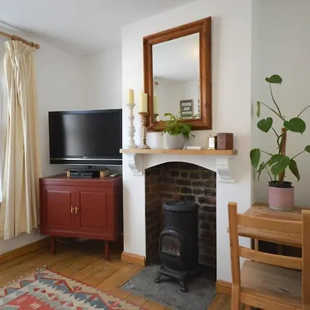Modern And Bright 2 Bedroom House With A Garden Holiday home Bristol