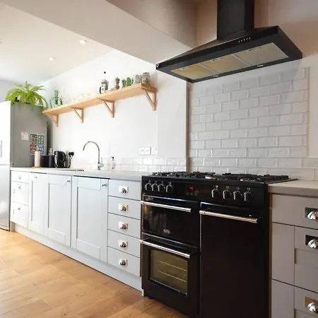 Holiday home Modern And Bright 2 Bedroom House With A Garden *