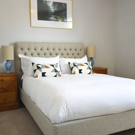 Holiday home Modern And Bright 2 Bedroom House With A Garden *