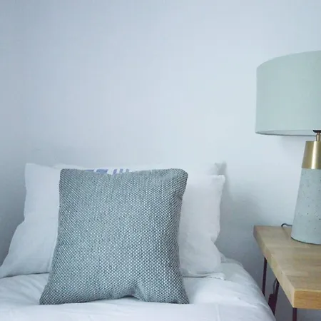 Modern And Bright 2 Bedroom House With A Garden