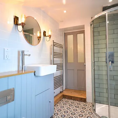 Modern And Bright 2 Bedroom House With A Garden Holiday home *